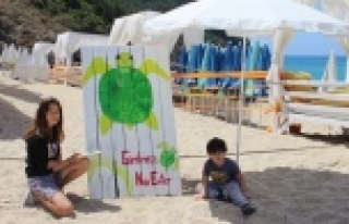 Alanya'da 2 minik kardeşin duygulandıran caretta...