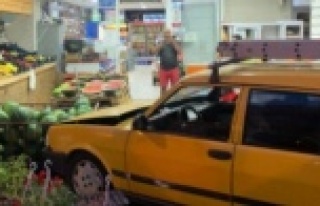 Alanya'da araç markete daldı, muhtar ölümden...