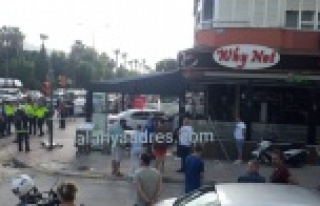 Alanya'da araç restorana daldı: Ortalık savaş...