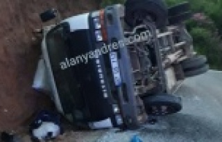 Alanya'da freni patlayan kamyonet şarampole...