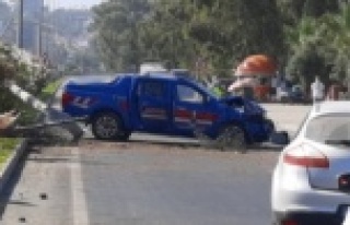 Alanya'da jandarma aracı kaza yaptı