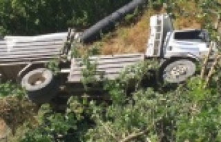 Alanya'da kamyon uçuruma yuvarlandı