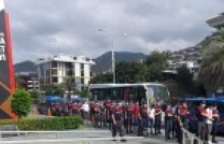 Alanya'da operasyonda yakalanan uyuşturucu çetesi...