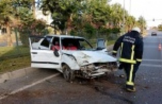 Alanya'da otomobil park halindeki araca çarptı:...