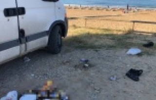 Alanya'da plaj işletmecisi uyandırıp çöpleri...