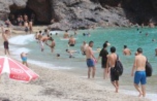 Alanya'da sıcak hava vatandaşı denize döktü