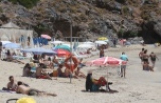 Alanya'da sosyal mesafeli deniz keyfi