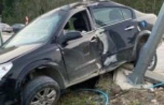 Alanya’da kontrolden çıkan otomobil elektrik direğine...