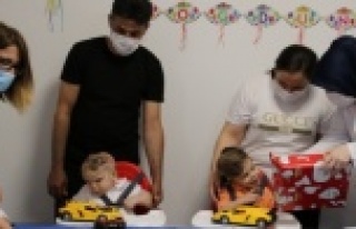 Alanyalı yapışık ikizler ikinci yaş günlerini...