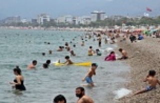 Antalya sahillerinde pazar günü yoğunluğu