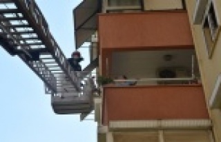 Balkonda mahsur kalan yaşlı kadınla kızını itfaiye...