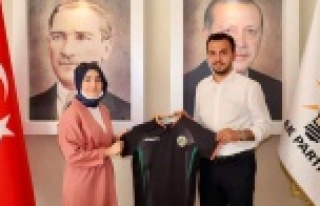 Başkan Toklu talihlilere formalarını verdi