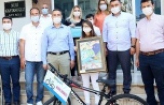 Başkan Yücel çevreci çocukları evlerinde ödüllendirdi