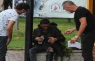 Bıçaklanan genç yaralı halde fırından yardım...