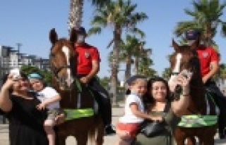 Dünyaca ünlü sahile indiklerinde fotoğraf çektirme...