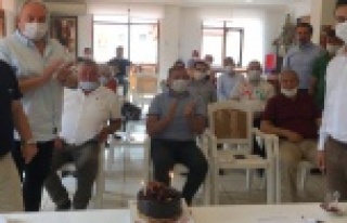 En genç meclis üyesine sürpriz kutlama