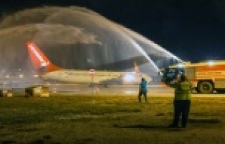 İlk yolcular su takıyla karşılandı