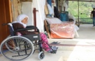 Odasından çıkamayan Zeynep nineye tekerlekli sandalya...