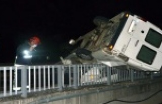 Önce takla attı sonra köprü korkuluğunun üzerinde...