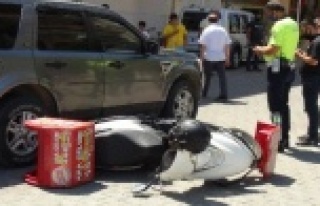 Otomobille çarpışan motosikletli kurye yaralandı