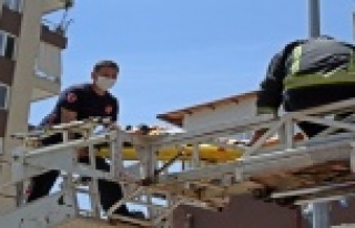 Pencere silerken iş yerinin çatısına düşen hamile...