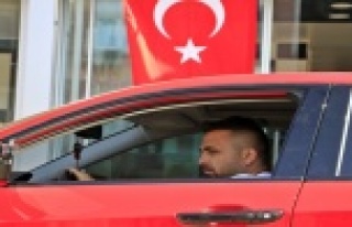 Piyango milyonerini binlerce kişi takibe aldı