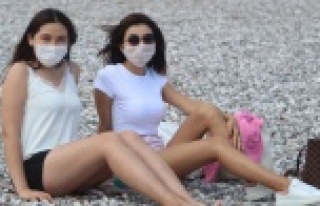 Plajda maskeli güneşlenme dönemi