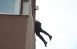 Polis hem çatıdaki vatandaşla hem sosyal mesafeyi...