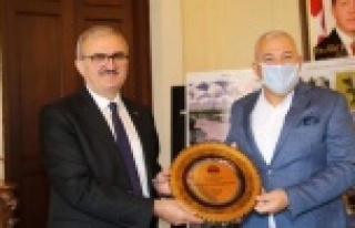 Şahin'den Karaloğlu'na teşekkür plaketi