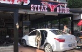 Şarkıcı Lara'ya Alanya'da otomobil çarptı