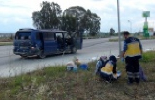 Tarım işçilerini taşıyan minibüse otomobil çarptı:...