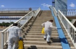 Üst geçitler dezenfekte ediliyor