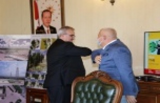 Vali Karaloğlu ve Başkan Şahin'den dirsek...