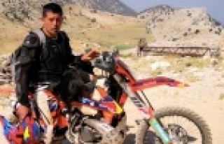 3 bin metre rakımda bulduğu yeni doğmuş buzağıyı...