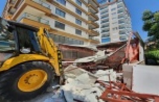 Alanya Belediyesi kaçak büroyu yıktı!