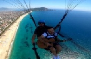 Alanya'da 800 metre yükseklikte gitar çalıp...