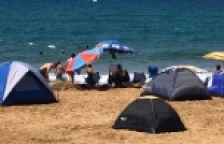 Alanya'da tatilciler çadırı tercih etti, sahiller...