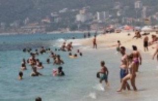 Alanyalılar bayramın ilk günü denize akın etti