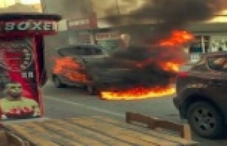 Alev alan otomobilin sürücüsü canını zor kurtardı