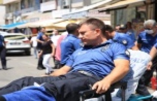 Aranan şüpheli polise bıçakla saldırdı: 2 polis...