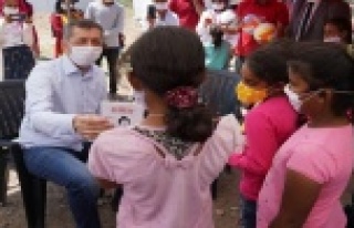 Bakan Selçuk’tan tarladaki çocuklara sürpriz...