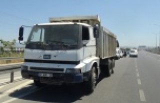 Hacizli kamyon başka araca tescilli plaka ile yakalandı