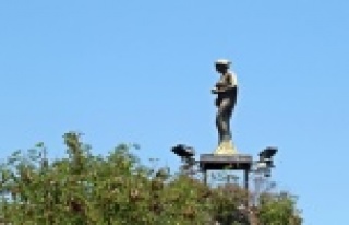 Hava şartlarına yenik düşen Altın Portakal heykelleri...