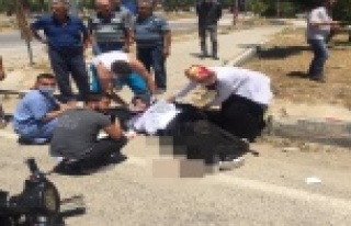 Kamyonetin çarptığı motosikletli genç kadın...