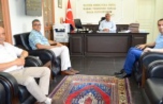 Kaymakam Harputlu veda ziyaretçilerini kabul ediyor