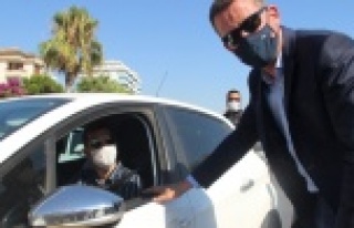 Kaymakam Ürkmezer, trafik denetiminde sürücülerle...