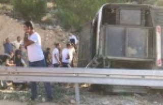 Mersin'de askerleri taşıyan otobüs devrildi:...