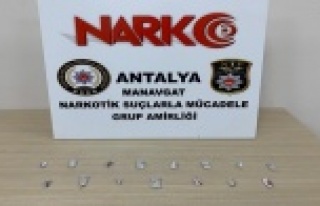 Polisi görünce uyuşturucuları atıp kaçmaya çalıştı