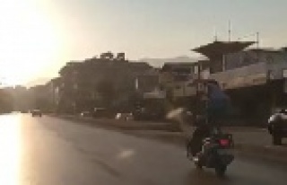 Seyir halindeki motosiklet üzerinde ölümcül şova...