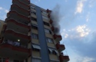 Sinir kriz geçiren kadın, kocasının eşyalarını...